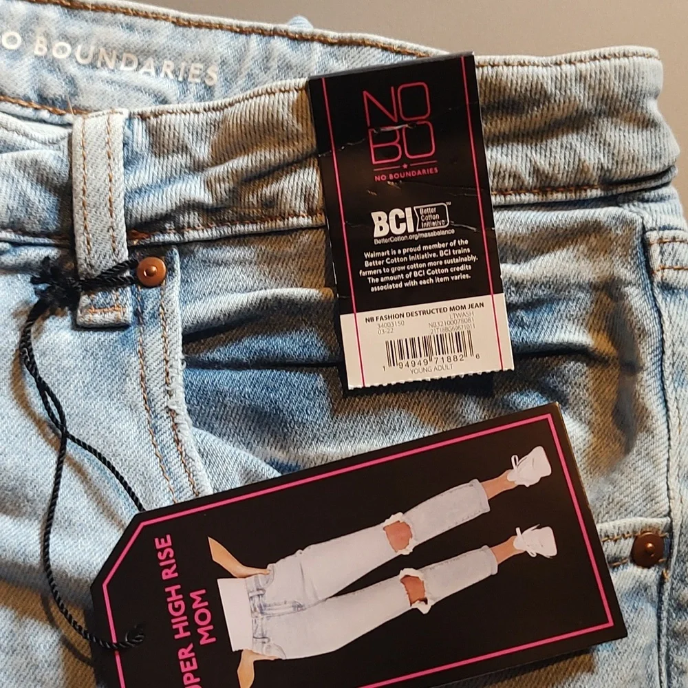 Juniors Destructed Mom Jeans Light Wash Size 21 No Boundaries NWT